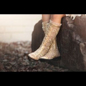 VGUC Trish Scully Gramercy gold boots size 1.